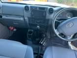 A picture of RAND CRUISER LX DASHIBOD KUBWA MACHO YA PANZI YEA 2007