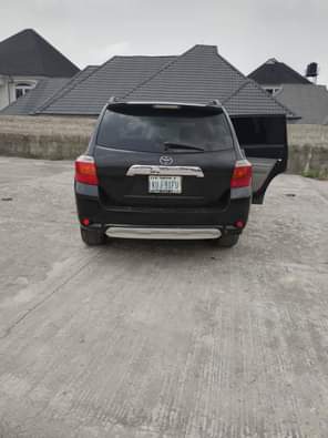 A picture of 2009 Toyota Highlander 3 seater Clean and neat interior Engine