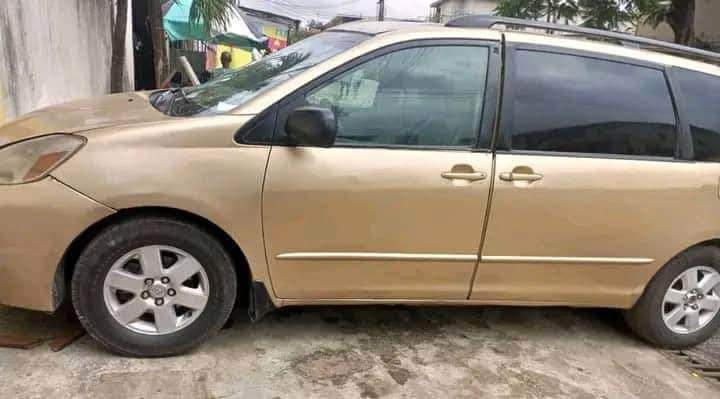 A picture of Toyota sienna 2005