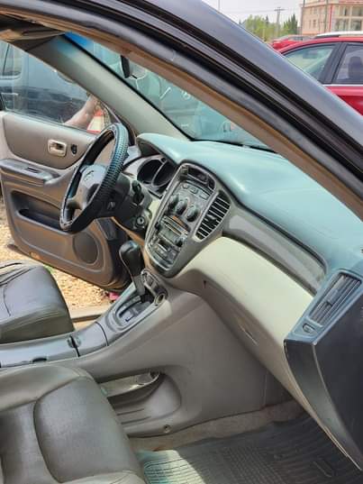 A picture of EXTREMELY SOUND PRE OWNED 2004 TOYOTA HIGHLANDER SMOOTH DRIVE UNTEMPERED