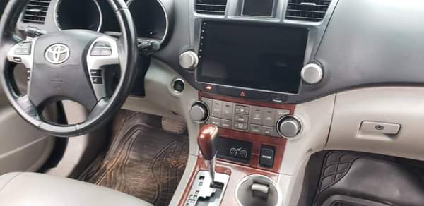 A picture of 2011 model Toyota Highlander limited edition Pure tokumbo standard Full
