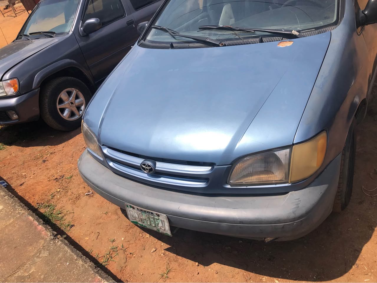A picture of Toyota sienna