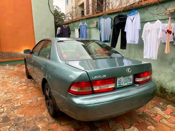 A picture of Lexus ES300