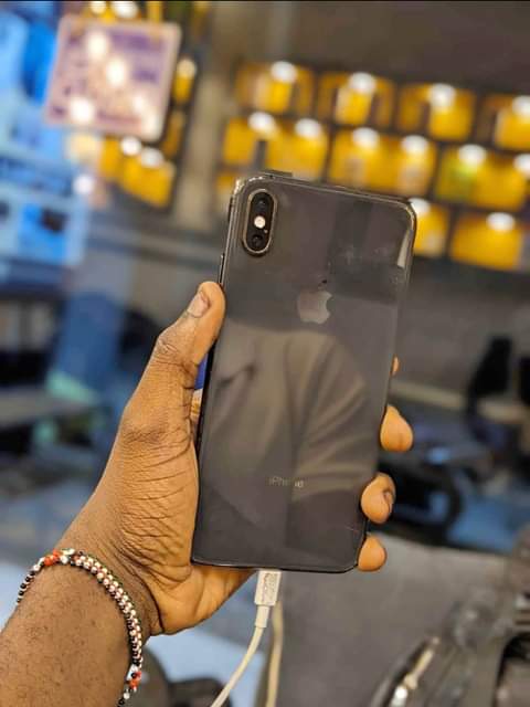 A picture of Xsmax gb 256 no face Battery 74 Ila inakaa xana