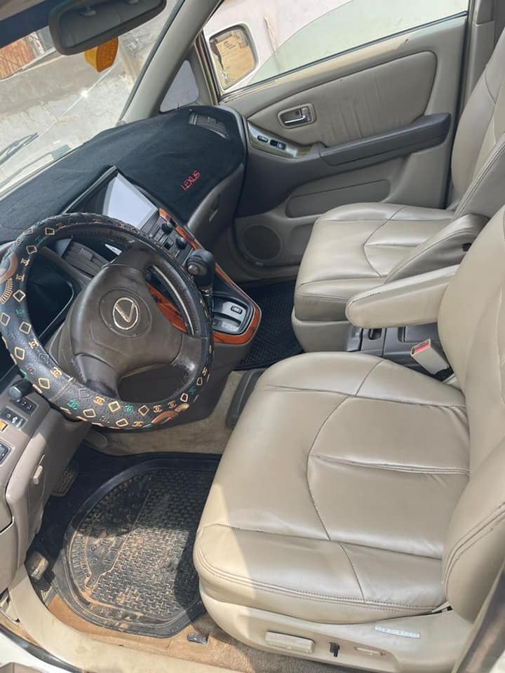 A picture of Lexus RX 300