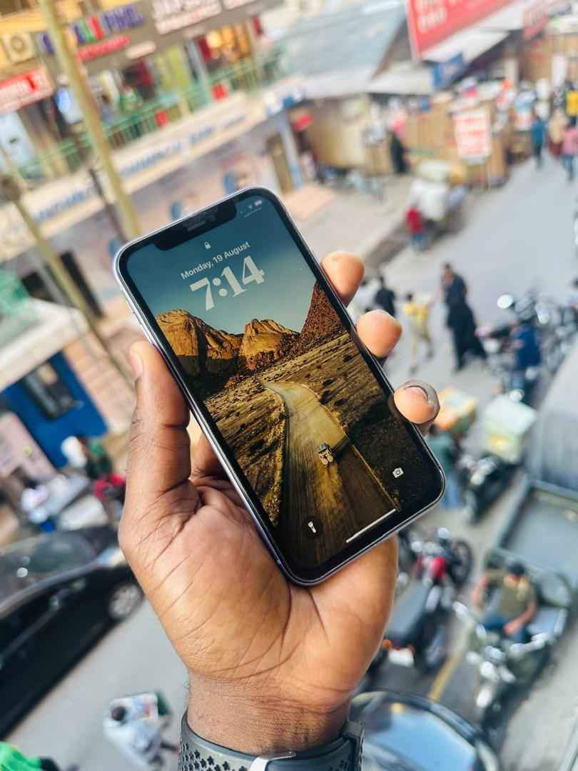 A picture of Iphone 11 plain Gb 64