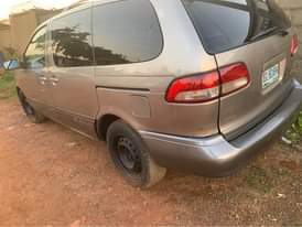 A picture of Toyota Sienna 2002