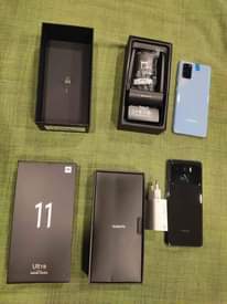 A picture of Samsung s20 full box XAOMI 11ultra full box