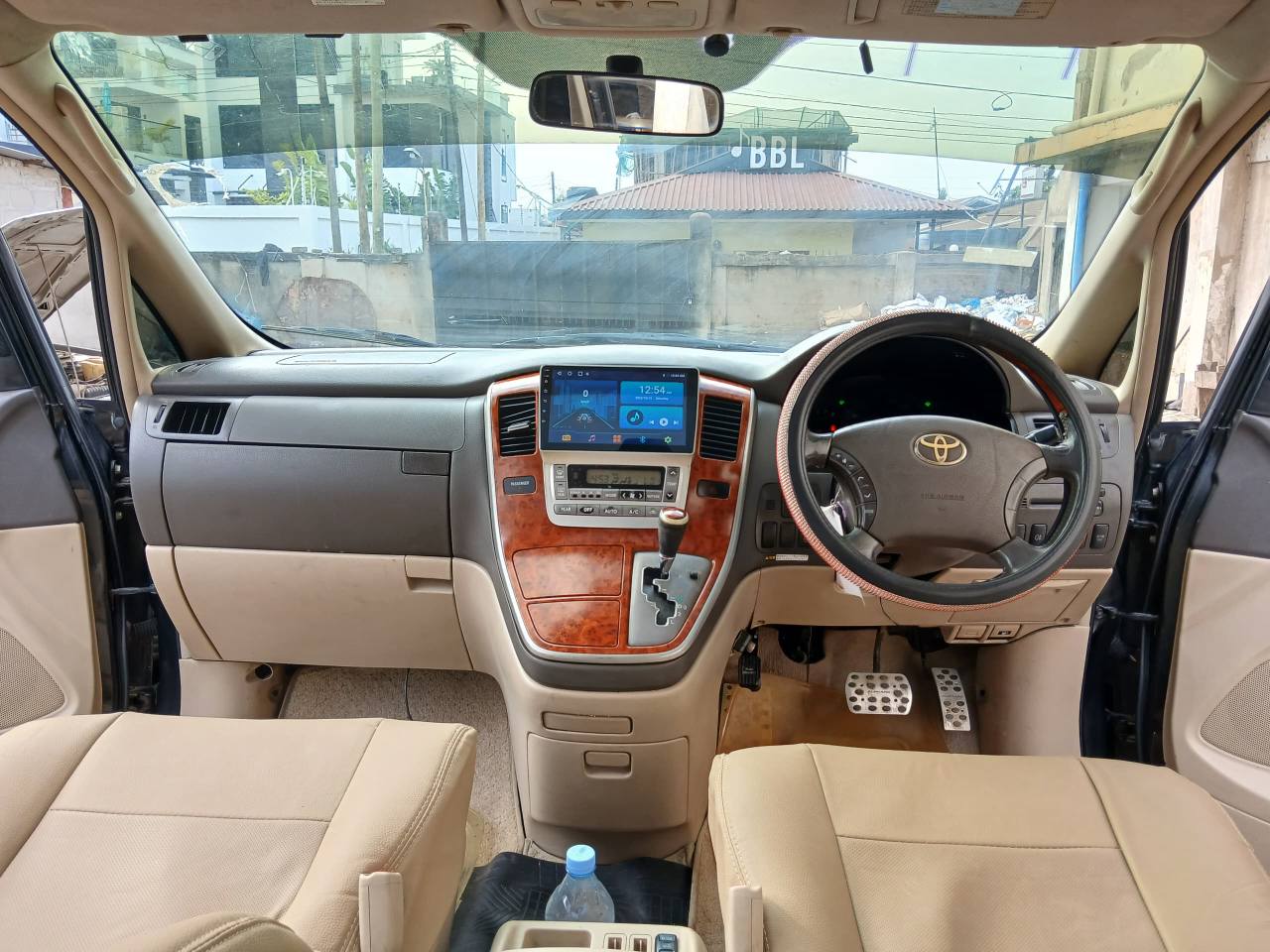 A picture of Toyota Alphard