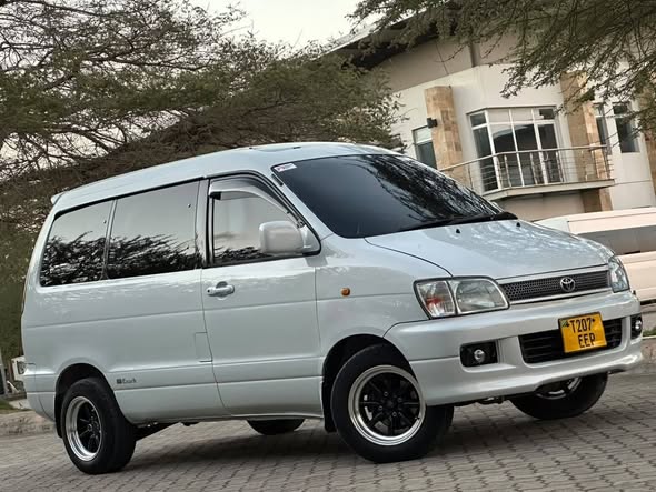 A picture of 1997 TOYOTA NOAH