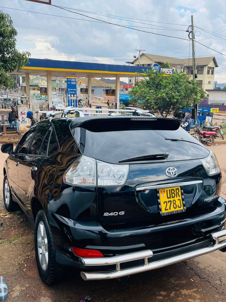 A picture of Toyota harrier 2009 model