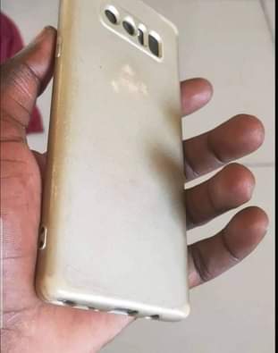 A picture of Samsung Galaxy note 8 ina cracks chache ambazo hazina madhara