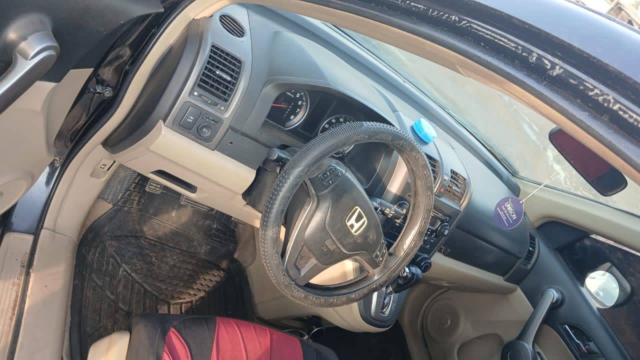A picture of 2008 Honda crv engine and gear AC is working perfectly