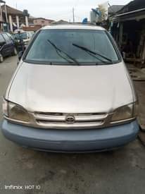 A picture of Toyota sienna 2000