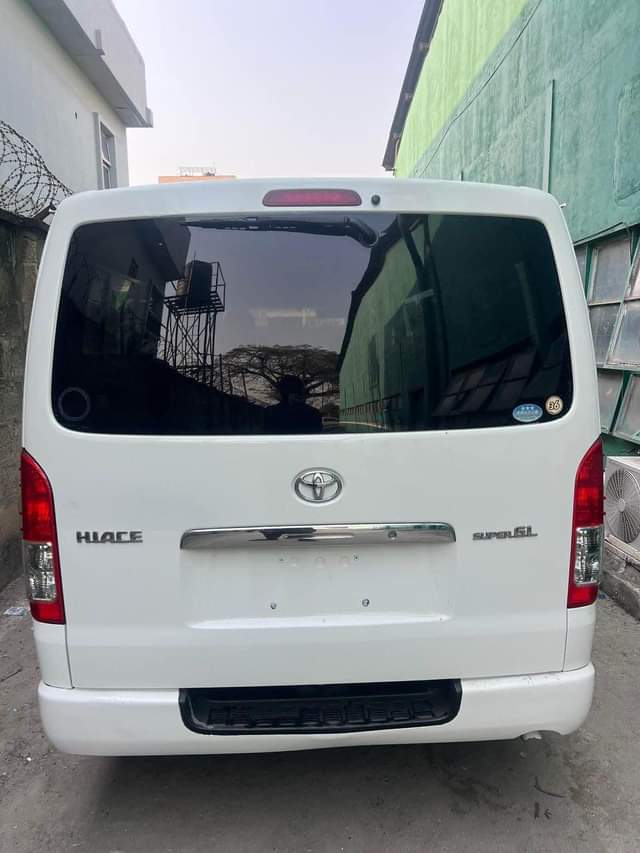 A picture of 2012 Foreign Used Hummer Hiace