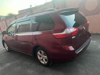 A picture of Toyota Sienna 2015