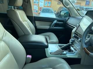 A picture of Motor Vehicle Toyota Land Cruiser 190000000