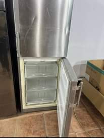 A picture of Friji kubwa Bomba zuri mnoo Linafanya kazi vizuri mnoo Bei