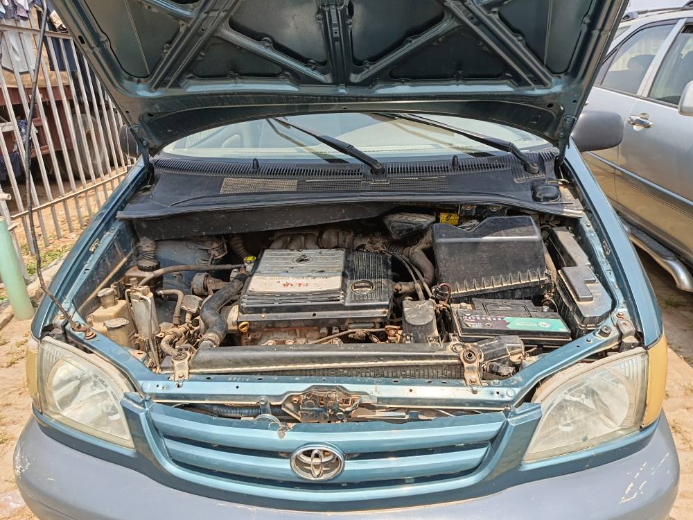 A picture of Toyota sienna 2001 registered First body pan Gear untouched ok