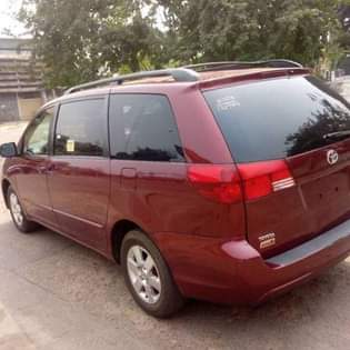 A picture of Toyota sienna