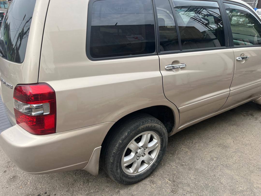 A picture of 2006 Toyota Highlander Foreign Used Super clean Sharp Car Price