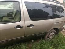 A picture of Neatly used sienna 2000 model with untempered engine and gear