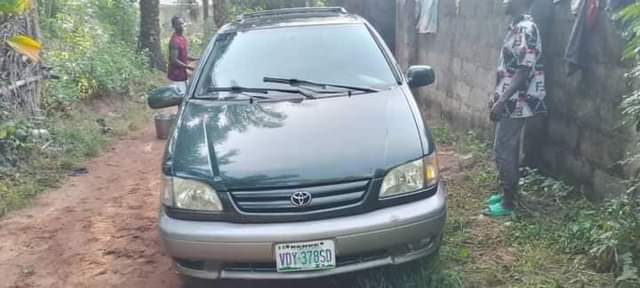 A picture of Back to business 2002 Toyota sienna for sale First body