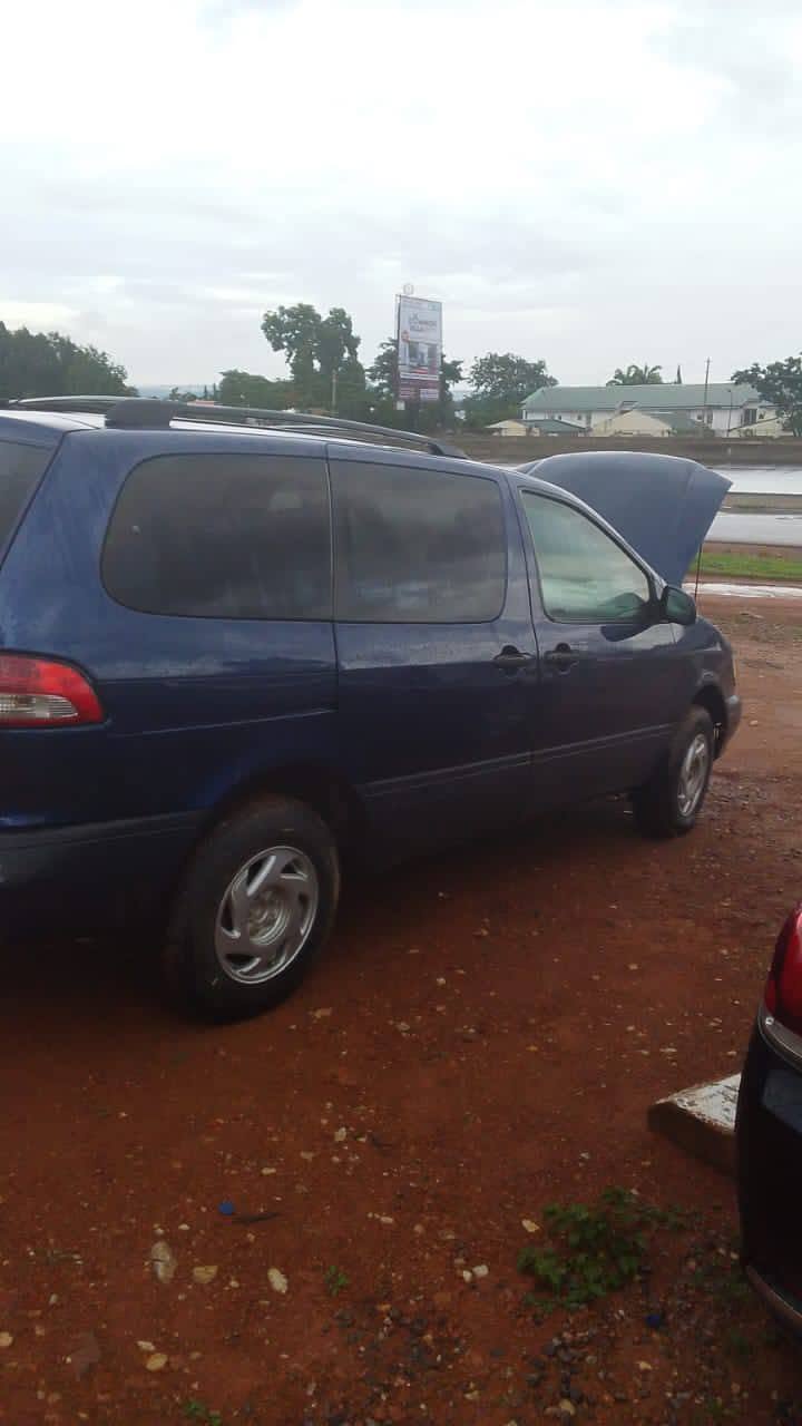 A picture of Toyota Sienna 2002 model