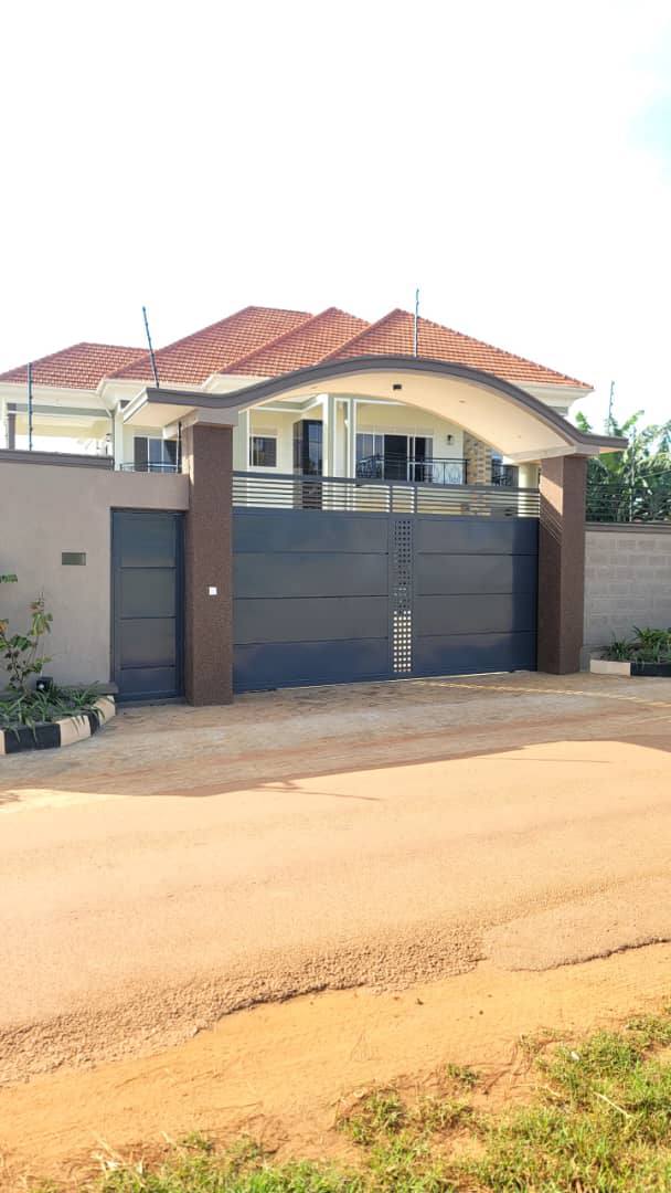 A picture of Newly flat house for sale 5 bed s and buysquatars