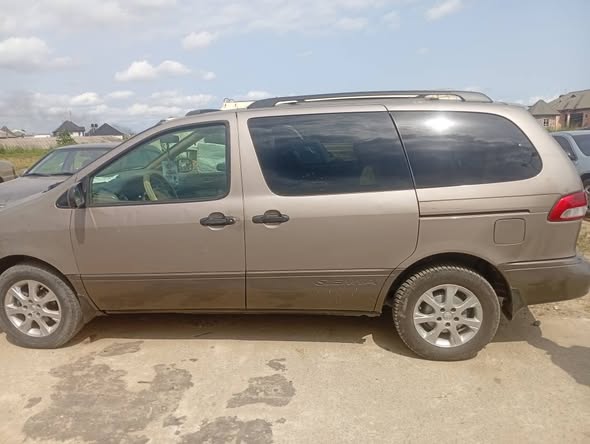 A picture of Sharp buy and drive Toyota Sienna for sale in porthharcourt