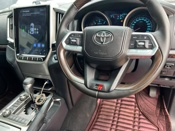 A picture of landcruiser v8