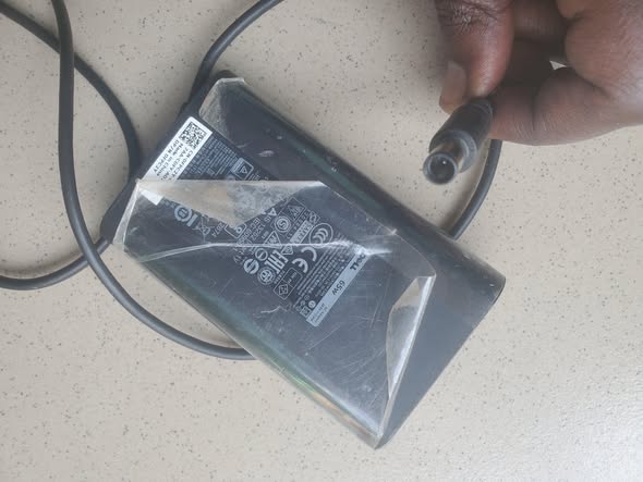 A picture of Dell laptop charger 65W