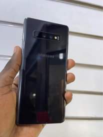 A picture of Samsung S10 plus 250k 128gb ram no dot only little