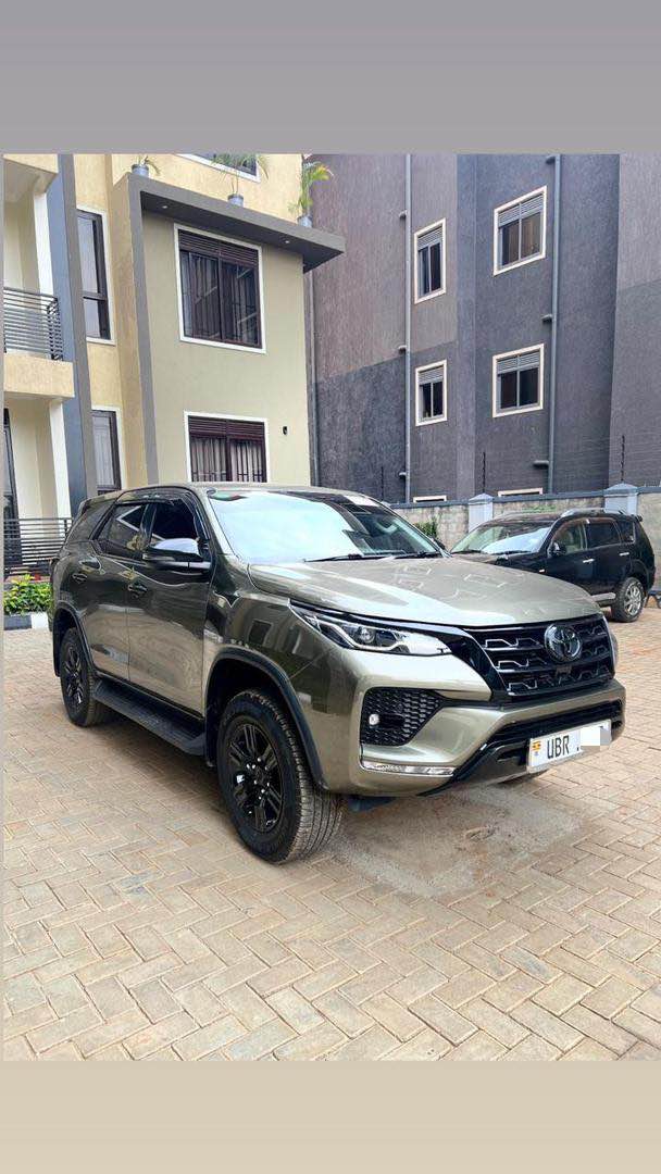 A picture of TOYOTA FORTUNER 2020 at only 220m