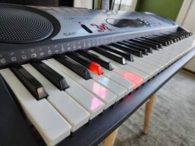 A picture of Piano kinanda Casio LK 35 61 keys