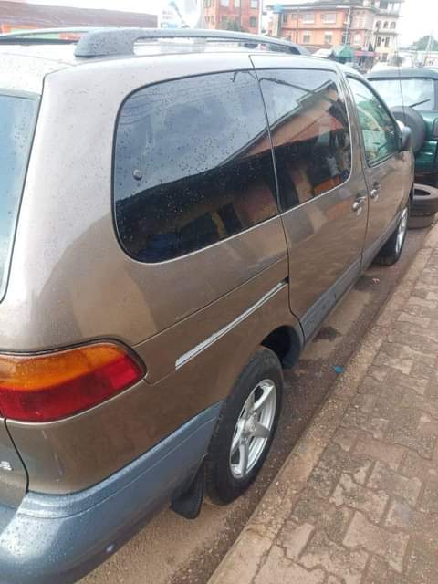 A picture of 2005 Yoyota sienna 2005