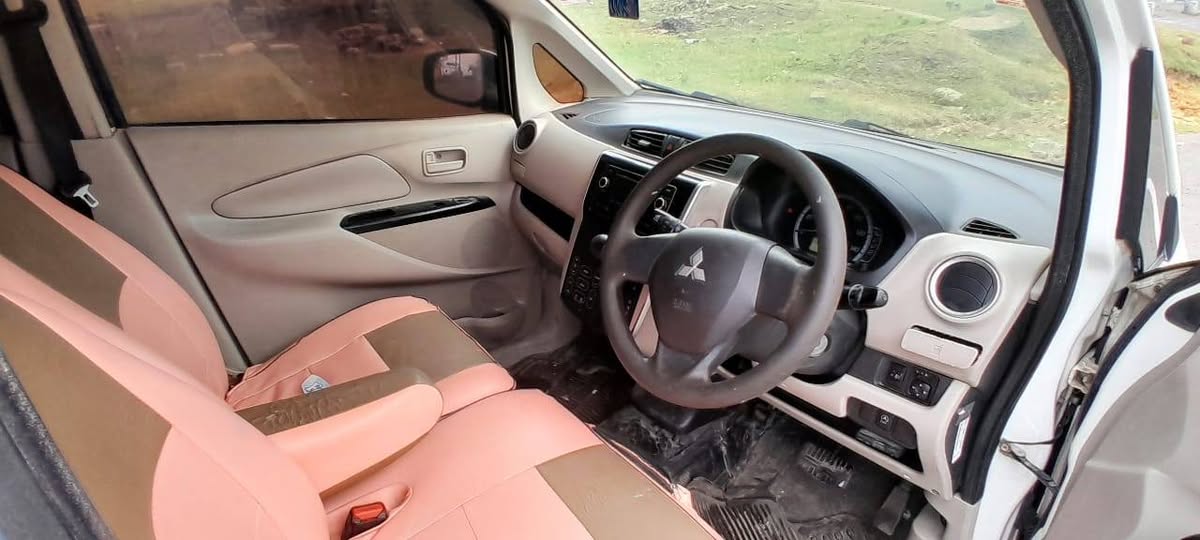 A picture of E k wagon Mitsubishi 2014 model Mileage 137km 650 cc