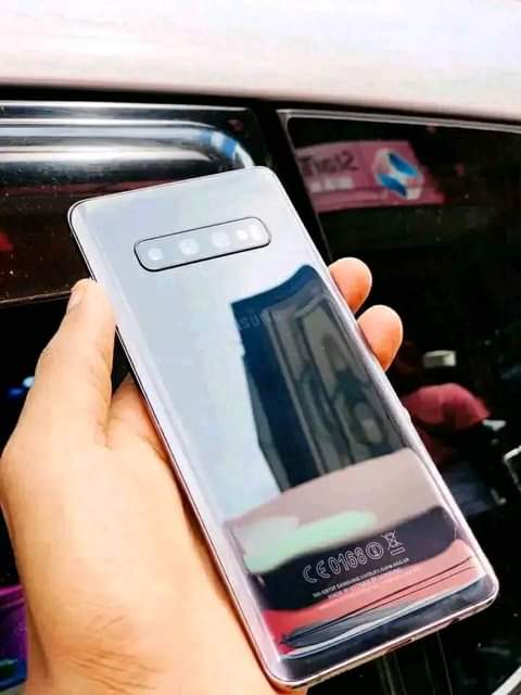 A picture of Samsung galaxy s10 plain