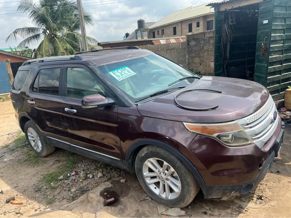 A picture of Ford explorer 2012
