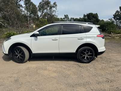 A picture of Toyota Rav4 2015 Auto AWD push Start Pearl White