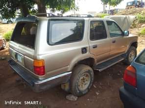 A picture of Toyota 4 runner Old model manual transmission engine and gear