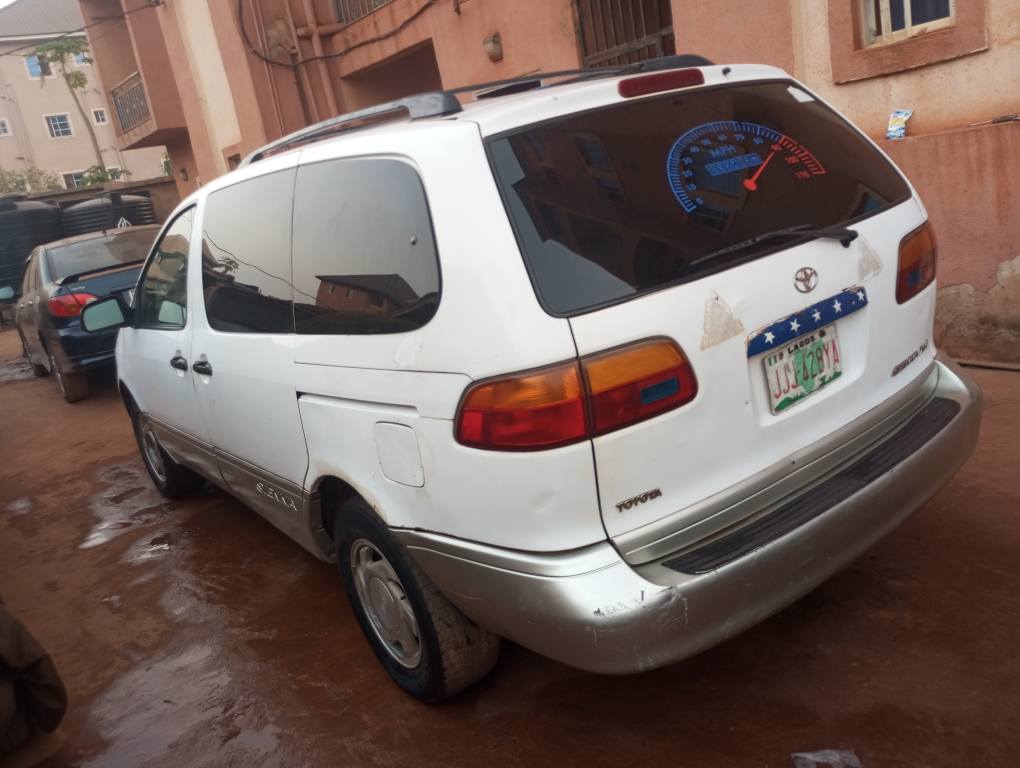 A picture of Toyota sienna