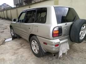 A picture of Toyota Rav 4 2000 model working perfectly engine gear and