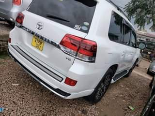 A picture of 2010 Toyota Land cruiser V8