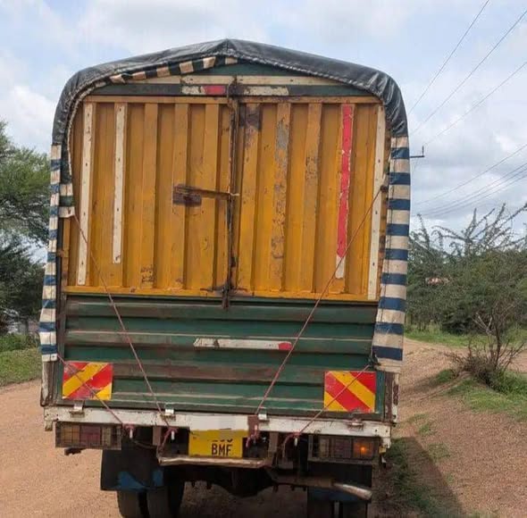A picture of MITSUBISHI CANTER 0617050520