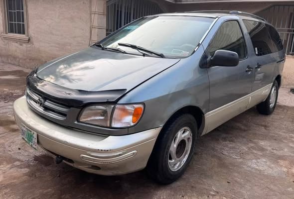 A picture of TOYOTA SIENNA 2001