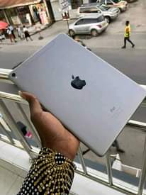 A picture of Ipad 9.7 GB128