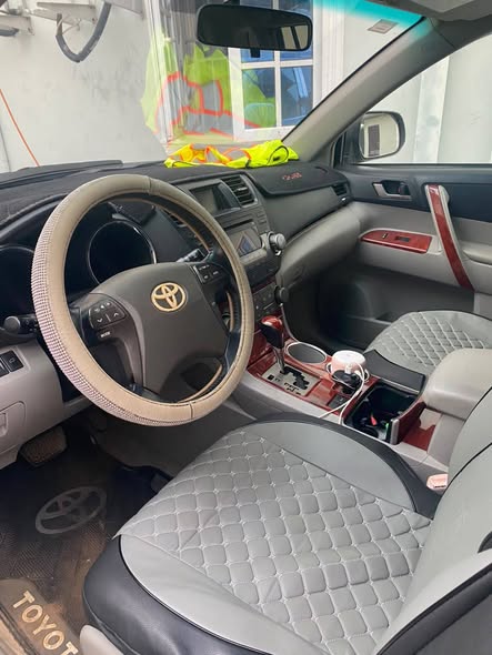 A picture of TOYOTA Highlander 2010