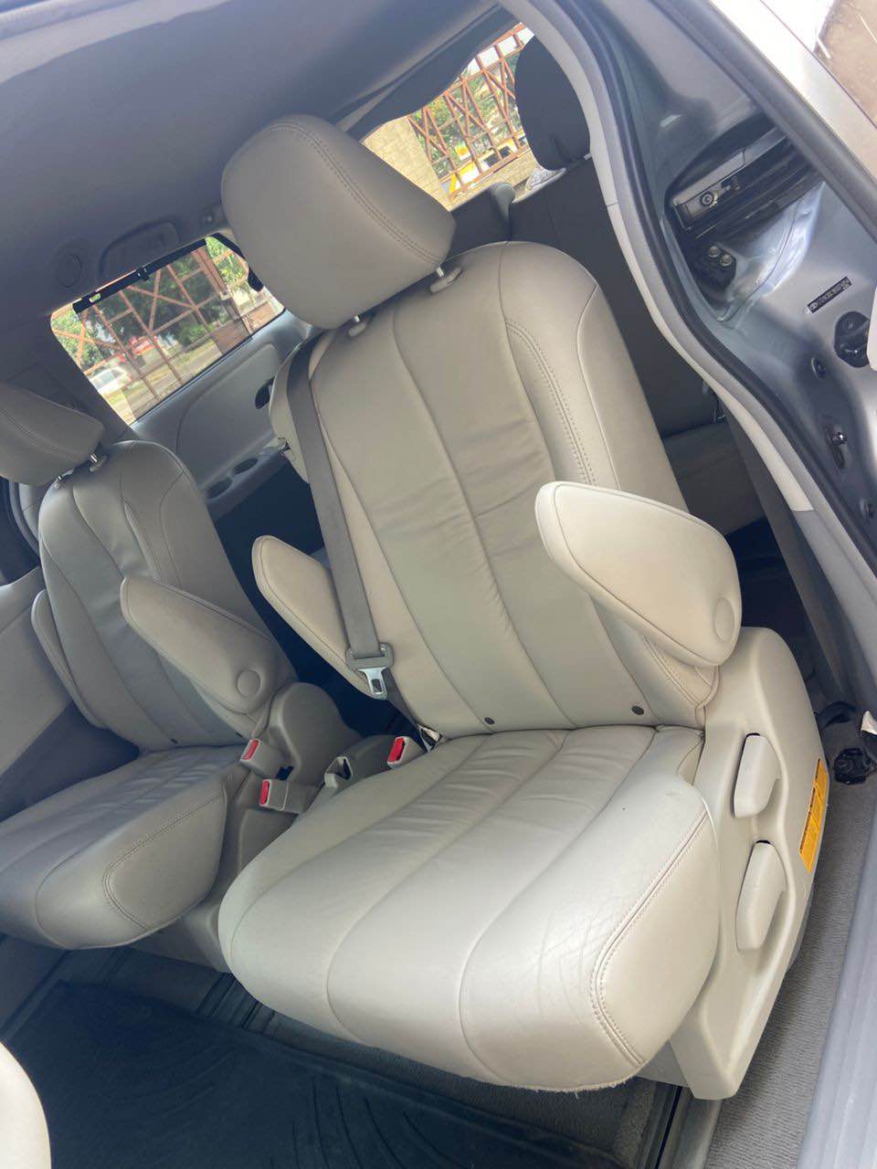 A picture of Toyota sienna XLE thumbstart 2012