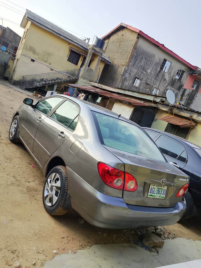 A picture of Toyota Corolla LE 07